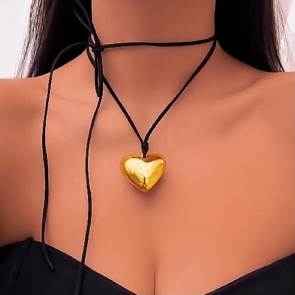 Jewelry - ⚜️[𝟯/$𝟮𝟴]⚜️NEW Large Acrylic Heart Lariat Necklace